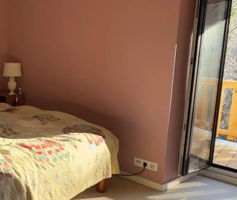 Chambre lumineuse avec balcon donnant sur la vallée