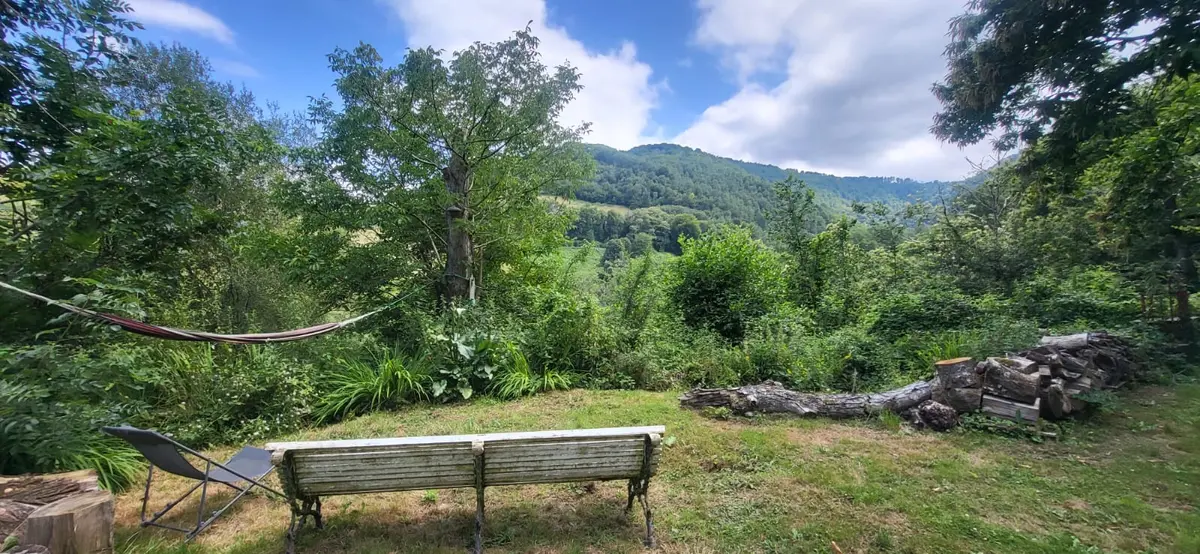 Bancs dans le jardin avec vue sur la forêt et les Pyrénées