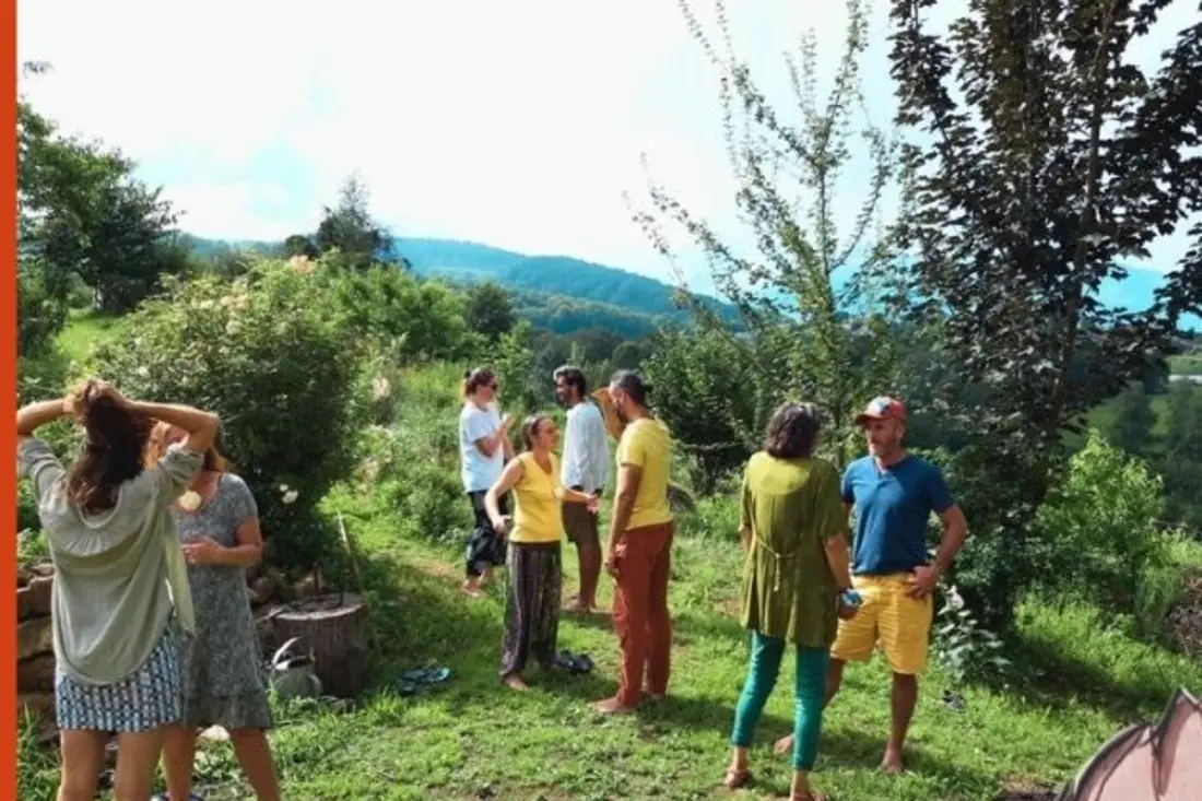 Un groupe en cercle dans le jardin, face aux Pyrénées
